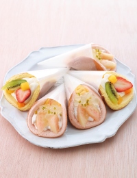 アイビーは、甘くみずみずしい白桃を使った「季節のトライフルロール白桃」と「トライフルオムレット白桃」を7月1日から期間限定で販売する。 アイビーは、甘くみずみずしい白桃を使った「季節のトライフルロール白桃」と「トライフルオムレット白桃」を7月1日から期間限定で販売する。