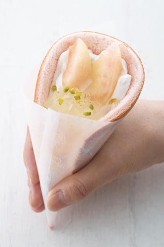 アイビーは、甘くみずみずしい白桃を使った「季節のトライフルロール白桃」と「トライフルオムレット白桃」を7月1日から期間限定で販売する。