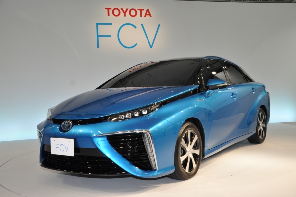 トヨタ自動車は、セダンタイプの新型燃料電池自動車（FCV）を2014年度内に販売すると発表した。