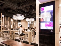 「it’s not just TV」は、新光三越や統一阪急百貨店、台北101など、台湾国内の主要な百貨店に設置したデジタルサイネージに多様なコンテンツを配信している。