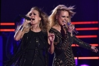 ミランダ・ランバートとキャリー・アンダーウッドがハードロックな新曲MVを公開