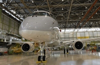 三菱航空機と三菱重工業は26日、国産初の小型ジェット旅客機「三菱リージョナルジェット」（MRJ）の飛行試験機初号機にエンジンを搭載したと発表した。