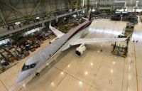 三菱航空機と三菱重工業は26日、国産初の小型ジェット旅客機「三菱リージョナルジェット」（MRJ）の飛行試験機初号機にエンジンを搭載したと発表した。