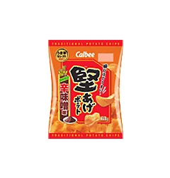堅い食感が人気のカルビー「堅あげポテト」シリーズから、夏のホットな新フレーバー『堅あげポテト 辛味噌味』が期間限定で登場する。