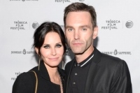 スノウ・パトロールのマクダイドが女優コートニー・コックスと婚約