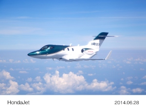 小型ビジネスジェット機「HondaJet」量産1号機の初飛行の様子(写真提供:ホンダ) 小型ビジネスジェット機「HondaJet」量産1号機の初飛行の様子(写真提供:ホンダ)