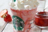 スターバックス コーヒー ジャパンは、ストロベリーの食感と甘酸っぱい清涼感を一緒に楽しめる『ストロベリー ディライト フラペチーノ』を16日から期間限定で販売する。