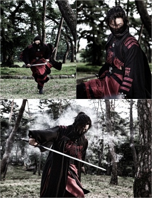 ドラマ「夜警日誌」で朝鮮時代の夜警チョ・サンホン役を演じるユン・テヨンが、体を張ったアクション演技で強烈なオーラを放っているという。写真=レモンレイン ドラマ「夜警日誌」で朝鮮時代の夜警チョ・サンホン役を演じるユン・テヨンが、体を張ったアクション演技で強烈なオーラを放っているという。写真=レモンレイン