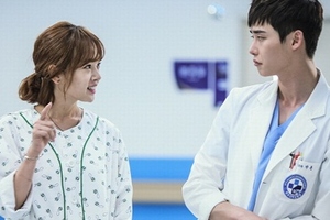 『ドクター異邦人』のイ・ジョンソクが謎の患者の登場によって唇を尖らせている姿がキャッチされ、視聴者の関心を引いている。写真=アウラメディア