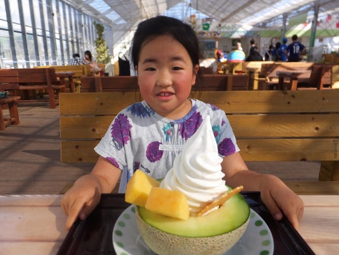 メロン生産量日本一の茨城県鉾田市にある深作農園では、収穫されたメロンを贅沢に使用した「スペシャルメロンクリーム」などのスイーツが人気を集めている。