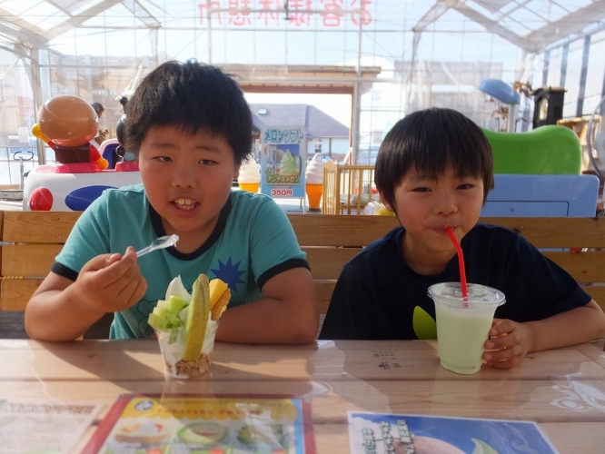 メロン生産量日本一の茨城県鉾田市にある深作農園では、収穫されたメロンを贅沢に使用した「スペシャルメロンクリーム」などのスイーツが人気を集めている。