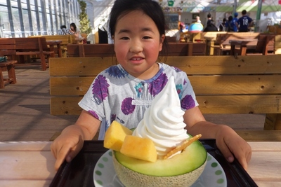 メロン生産量日本一の茨城県鉾田市にある深作農園では、収穫されたメロンを贅沢に使用した「スペシャルメロンクリーム」などのスイーツが人気を集めている。