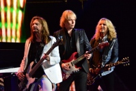 スティクスとフォリナーのツアーバスが駐車中に火事