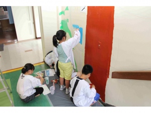 子供たちが、自らが通う小学校の校舎の壁をキャンバスに自由に絵を描き、自分たちで撮影し“思い出”を記録するイベントを「Canon×Pentel」がフォローする。