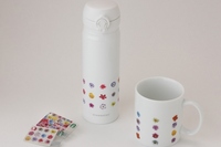 スターバックスから、藤原ヒロシ氏が主宰するデザインプロジェクト “フラグメントデザイン” のプロデュースによる、フラワーモチーフのタンブラーとマグカップ、2種類のミニスターバックスカードが登場する。