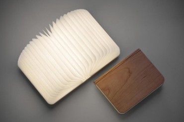 幻想的な光を放つ、本の形のランプ登場 - 充電式で持ち運びも