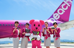 機内用リーフレット・SIMパッケージを持つPeach客室乗務員とSo-netキャラクターのモモ（ソネットの発表資料より）