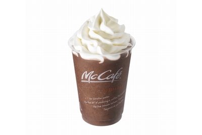 日本マクドナルドは、本格カフェコーヒーを提供する「McCafe by Barista」で、夏の人気メニュー「チョコフラッペ」と「ストロベリースムージー」を11日から期間限定で販売する。