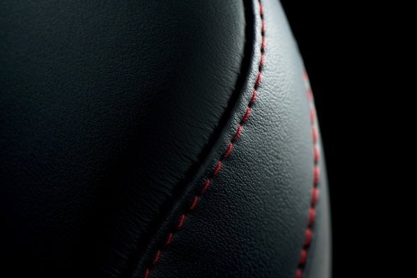 トヨタ自動車はレクサスの「RX450h」「RX350」「RX270」に特別仕様車「Radiant Aero Style」を設定し、8月4日に発売する。