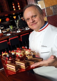 オイシックスの運営する「Oiチカ」は、フランス料理界の巨匠ジョエル・ロブション氏監修の「ラ ブティックドゥジョエル・ロブション」とパウンドケーキの2回目のコラボレーションとして「ケークアナナスココ」を2,000個限定で販売する。 オイシックスの運営する「Oiチカ」は、フランス料理界の巨匠ジョエル・ロブション氏監修の「ラ ブティックドゥジョエル・ロブション」とパウンドケーキの2回目のコラボレーションとして「ケークアナナスココ」を2,000個限定で販売する。
