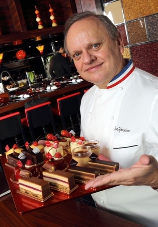 オイシックスの運営する「Oiチカ」は、フランス料理界の巨匠ジョエル・ロブション氏監修の「ラ ブティックドゥジョエル・ロブション」とパウンドケーキの2回目のコラボレーションとして「ケークアナナスココ」を2,000個限定で販売する。