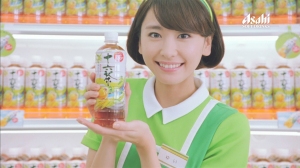 アサヒ飲料は、女優の新垣結衣を起用した「アサヒ 十六茶」の新テレビCM第3弾「十六茶 夏」編の放映を開始した。
