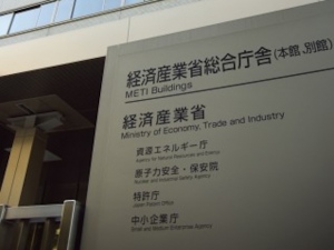 中小企業は生産性、コスト効率性などに課題も多く、経営体質や財務体質が脆弱なところが多いのでコストアップ要因として無視できない賃上げには慎重にならざるを得ない。「先行きの見通し難」に備えて手元資金を取り崩す余裕はないのが実情だろう。