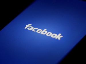 Facebook利用者では、「人の目は気にせず投稿する」が23%、「どちらかと言えば、人の目を気にせず投稿する」が21%、「どちらかと言えば、だれが見ているか考えて投稿する」が33%、「だれが見ているか十分考えて投稿する」が23%となった