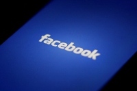 Facebook利用者では、「人の目は気にせず投稿する」が23%、「どちらかと言えば、人の目を気にせず投稿する」が21%、「どちらかと言えば、だれが見ているか考えて投稿する」が33%、「だれが見ているか十分考えて投稿する」が23%となった