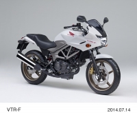 ホンダが一部改良して18日に発売する250ccのロードスポーツモデル「VTR-F」 (パールサンビームホワイト)