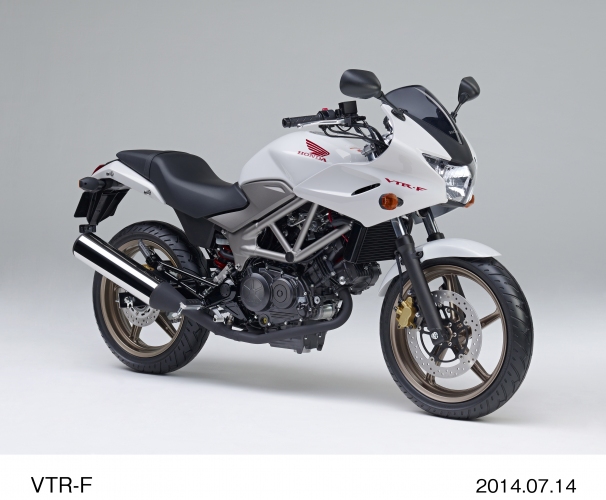 ホンダが一部改良して18日に発売する250ccのロードスポーツモデル「VTR-F」 (パールサンビームホワイト)