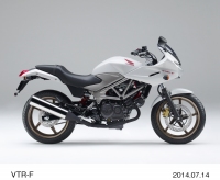 ホンダが一部改良して18日に発売する250ccのロードスポーツモデル「VTR-F」 (パールサンビームホワイト)