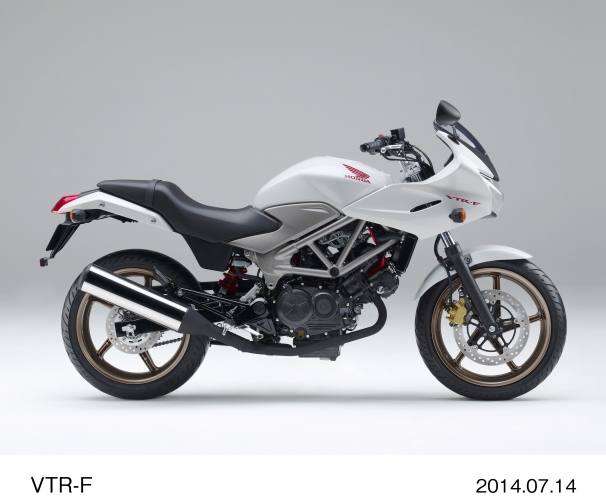 ホンダが一部改良して18日に発売する250ccのロードスポーツモデル「VTR-F」 (パールサンビームホワイト)