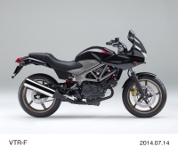 ホンダが一部改良して18日に発売する250ccのロードスポーツモデル「VTR-F」 (パールコスミックブラック)