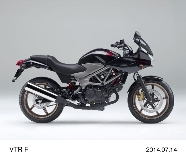 ホンダが一部改良して18日に発売する250ccのロードスポーツモデル「VTR-F」 (パールコスミックブラック)