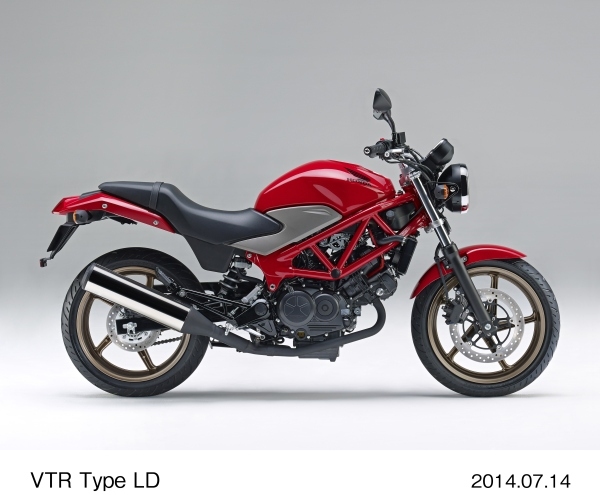 ホンダが一部改良して18日に発売する250ccのロードスポーツモデル「VTR Type LD」 (マグナレッド)
