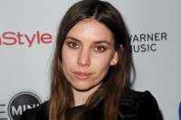 リッキ・リー、終末期を思わせる「ガンショット」のMVを公開