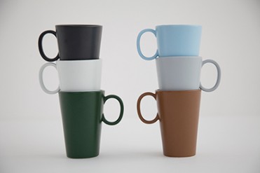 重ねても可愛い！ミナ ペルホネンから新作のマグカップ「ノーラ」登場