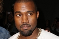 カニエ・ウェスト、東／西海岸同時開催のフェスで両会場のトリに