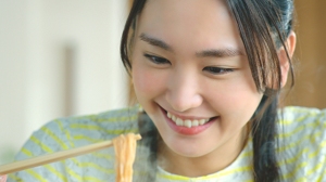 新垣結衣を起用した日清食品チキンラーメンのテレビ新cm 勝負篇 が放映開始 財経新聞