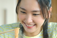 新垣結衣さんが出演する日清食品のチキンラーメン新テレビCM「勝負篇」の放映が17日よりスタートした。