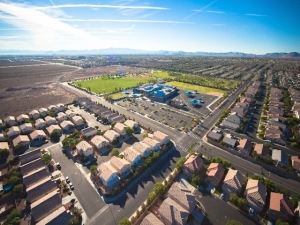 2009年度、45年振りに80万戸を下回った新設住宅着工戸数は、その後4年連続で増加を続けている。とりわけ13年度は、「景気回復」や「消費増税前の駆け込み需要」といった要因が影響し、98.7万戸にまで回復し、住宅メーカー各社は軒並み好決算に沸いた。 2009年度、45年振りに80万戸を下回った新設住宅着工戸数は、その後4年連続で増加を続けている。とりわけ13年度は、「景気回復」や「消費増税前の駆け込み需要」といった要因が影響し、98.7万戸にまで回復し、住宅メーカー各社は軒並み好決算に沸いた。