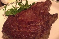 人気のプライムリブ専門店「ロウリーズ・ザ・プライムリブ 東京」が、素材はもちろん調理法にもこだわって開発した「USDAブラックアンガスステーキ」の販売を開始した。