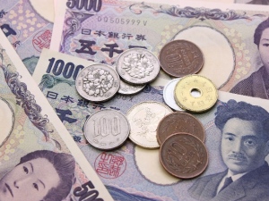 7月1日より、最低賃金の引き上げを検討する審議会が始まっている。生活保護の受給水準を下回る最低賃金が問題視され、08年から毎年のように最低賃金が上昇している。今年は昨年度の全国平均15円以上を上回る賃上げが期待されている。新たな最低賃金の適用は10月ごろから。 7月1日より、最低賃金の引き上げを検討する審議会が始まっている。生活保護の受給水準を下回る最低賃金が問題視され、08年から毎年のように最低賃金が上昇している。今年は昨年度の全国平均15円以上を上回る賃上げが期待されている。新たな最低賃金の適用は10月ごろから。