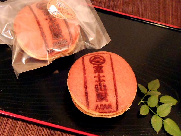 富士急行線富士山駅ビル「Q-STA」に、富士山グッズやお土産を取りそろえたスーベニアショップ「GATEWAYFUJIYAMA」と、「ヤマナシハタオリトラベル」初の常設ショップがオープンした。