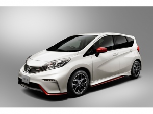 日産の登録車ナンバーワンのノートに加わる「ノートNISMO」。エクステリアはNISMOレッドを活かしたスタイリッシュなデザインを採用する 日産の登録車ナンバーワンのノートに加わる「ノートNISMO」。エクステリアはNISMOレッドを活かしたスタイリッシュなデザインを採用する
