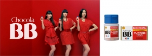 Perfumeが出演するエーザイ「チョコラBBプラス」のテレビ新CM「お肌に自信」篇が25日から放映されている。