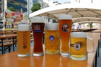 樽生のドイツビールが楽しめるビアガーデン『歌舞伎町ルネッサンス！新宿オクトーバーフェスト』が、8月1日から10日まで大久保公園に登場する。写真は2013年度の様子。