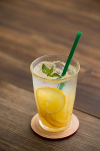 オイシックスは、フルーツをつぶしながら飲める、新感覚のドリンク「選べるフルーツネード」をOisixCRAZY for VEGGYアトレ吉祥寺店で新発売する。