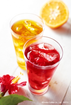 ドトールコーヒーは、7月31日に「ハイビスカスルイボスティー ~アセロラ・クランベリー~」と「ルイボスティー ~甘夏ハニー~」を新発売する。 ドトールコーヒーは、7月31日に「ハイビスカスルイボスティー ~アセロラ・クランベリー~」と「ルイボスティー ~甘夏ハニー~」を新発売する。